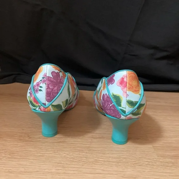 Floral Women's Shoes with Teal Accents - Picture 13 of 16
